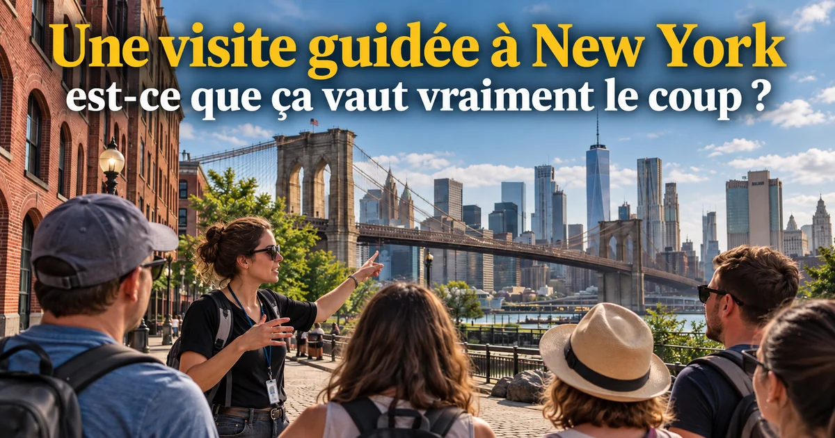 Guide touristique présentant le pont de Brooklyn et la skyline de Manhattan à un petit groupe de visiteurs lors d'une visite guidée à New York.